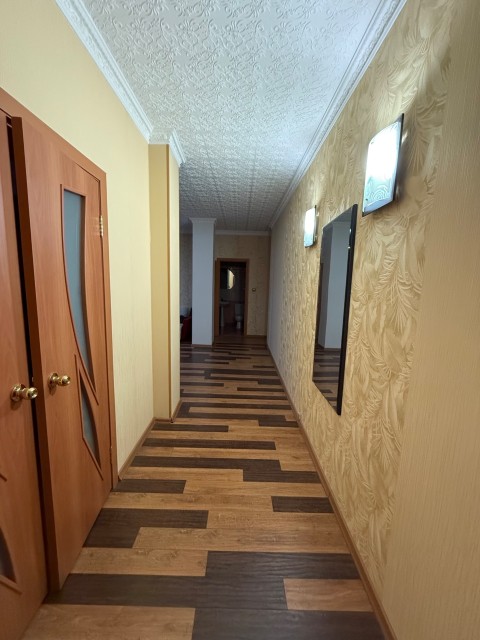 3 комн., Сталинка, Центр - район пл. Орджоникидзе 3