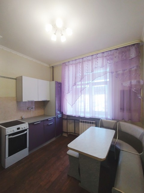 3 комн., 79 м², Сталинка, Центр - район пл. Орджоникидзе 7