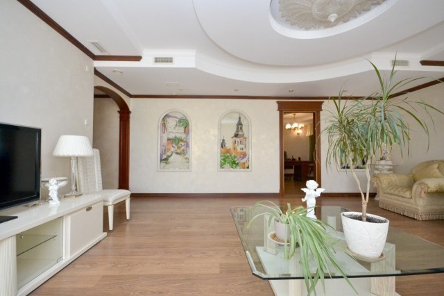 Больше 4 комн., 270 м², Монолитно-каркасный, Центр - район пл. Ленина