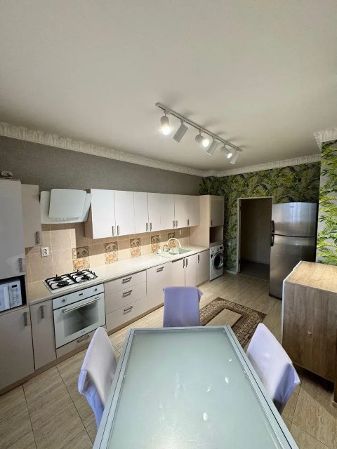 3 комн., 103 м², Монолитно-каркасный, Сахацирк 3