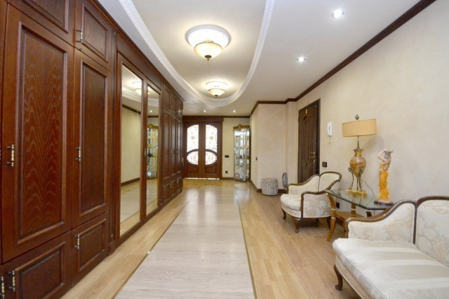 Больше 4 комн., 270 м², Монолитно-каркасный, Центр - район пл. Ленина 18