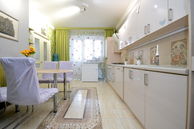 3 комн., 103 м², Монолитно-каркасный, Сахацирк 4