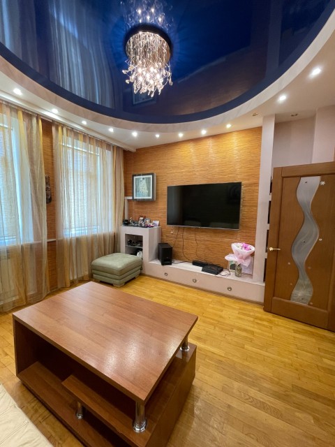 3 комн., 70 м², Инд. планировка, Центр - район пл. Орджоникидзе