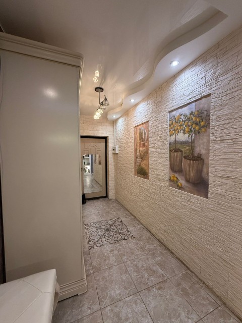 2 комн., 70 м², Блочный, Площадь Победы 12