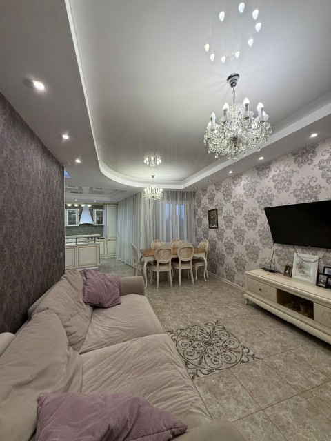 2 комн., 70 м², Блочный, Площадь Победы 4