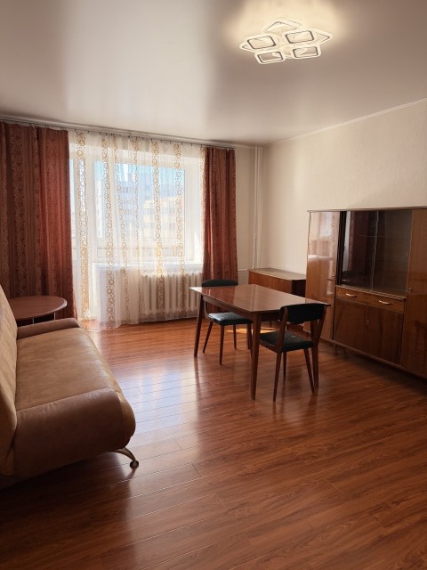 1 комн., 37 м², Блочный, Площадь Победы 3