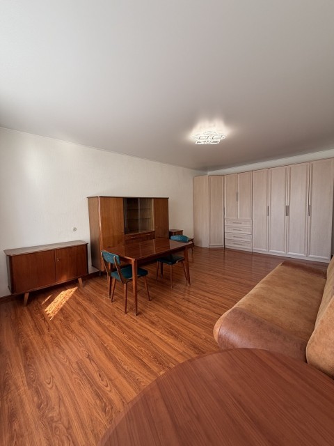 1 комн., 37 м², Блочный, Площадь Победы 2