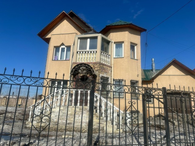 Больше 4 комн., 164 м², Инд. планировка, Крестьянский рынок, стадион "Туймаада"