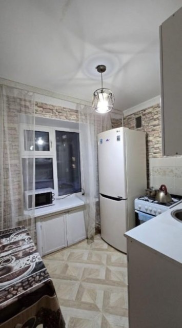 3 комн., 57 м², Блочный, Дом быта 6