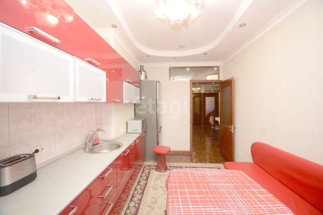 4 комн., 96 м², Монолитно-каркасный, Областная больница, рынок "Манньыаттаах" 11