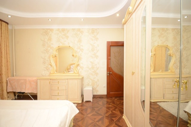 4 комн., 96 м², Монолитно-каркасный, Областная больница, рынок "Манньыаттаах" 9